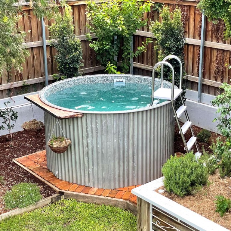 'Pebble Look' Tug Plunge Pool - Polyworld